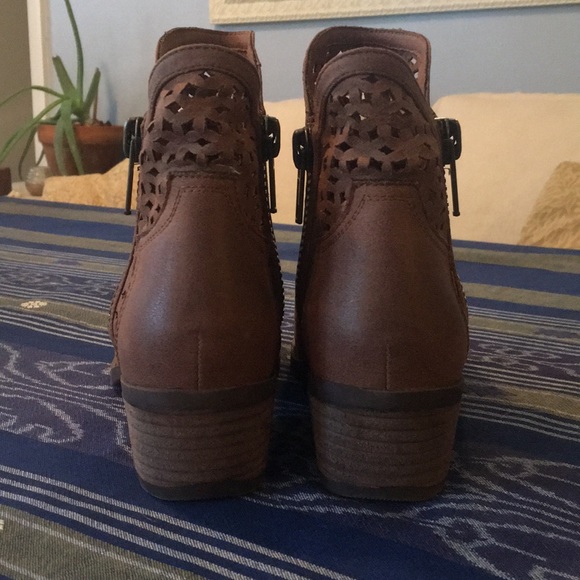 Cutout Detail Ankle Booties - Picture 4 of 6